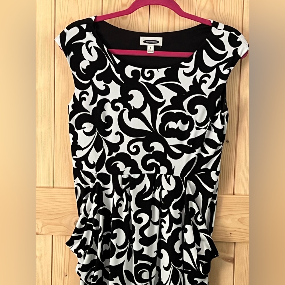 Sleeveless dress with pockets. Knee length.